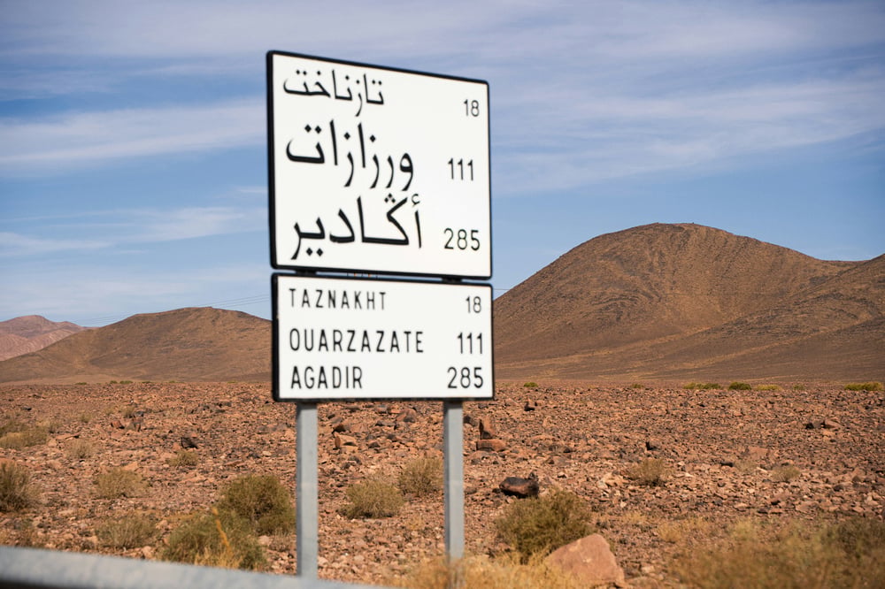 Segnali stradali in arabo e inglese in Marocco