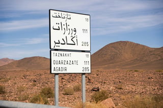 Segnali stradali in arabo e inglese in Marocco
