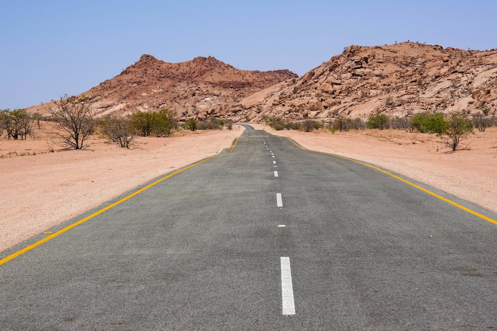 Strada attraverso il deserto della Namibia