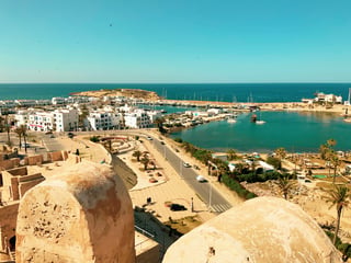Vista sul porto in Tunisia