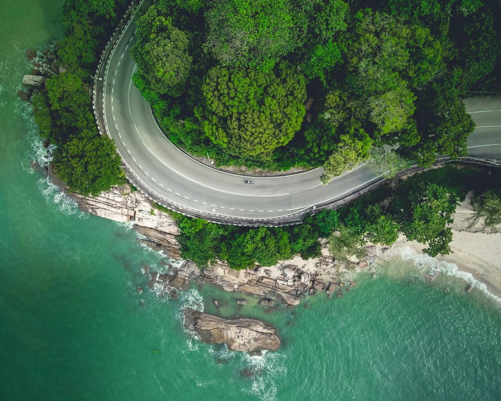 Strada tortuosa lungo la costa in Malesia