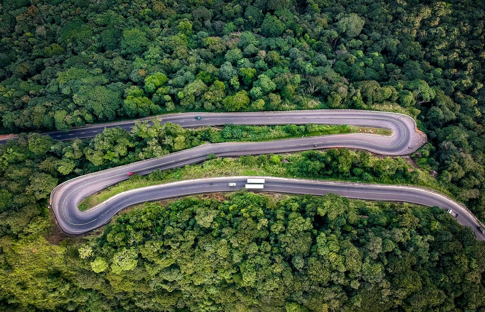 Una strada tortuosa nella giungla dello Sri Lanka