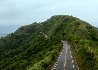 Strada attraverso le montagne verdi di Taiwan