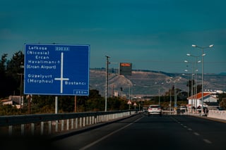 Cartello stradale su una strada soleggiata in Türkiye