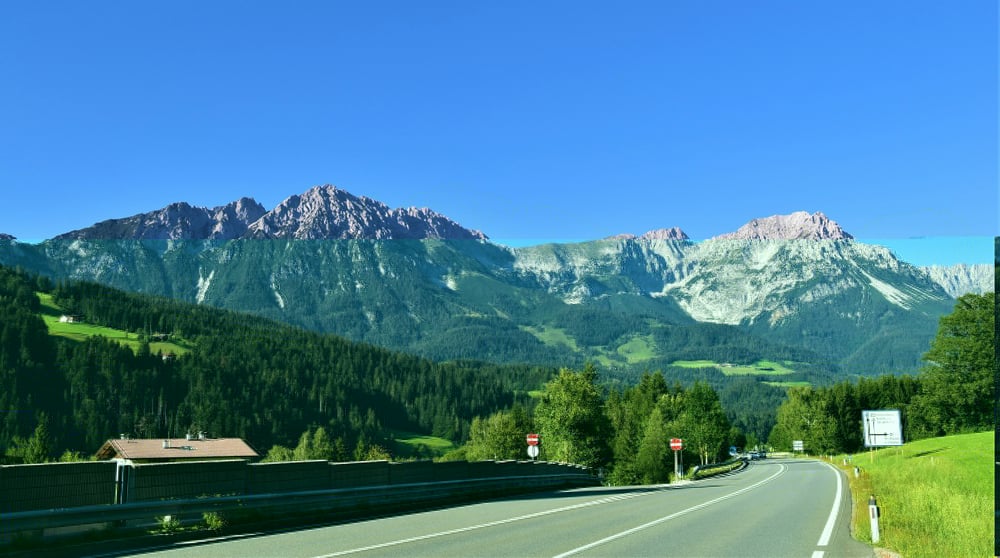 Strada per le montagne innevate in Austria