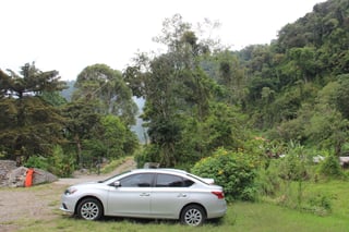 Un'auto grigia parcheggiata all'inizio di un'escursione nella giungla a Panama