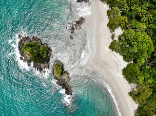 Un’isola accanto alla giungla e alla spiaggia tra le onde