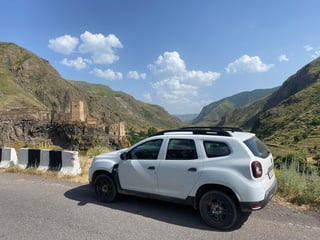 Auto bianca e vista sulle montagne in Albania