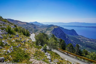 Strada costiera attraverso le montagne in Croazia