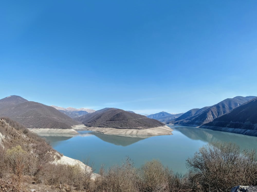 Lago circondato da montagne a Geaorgie (Europa)
