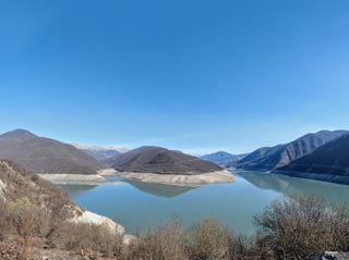 Lago circondato da montagne in Georgia