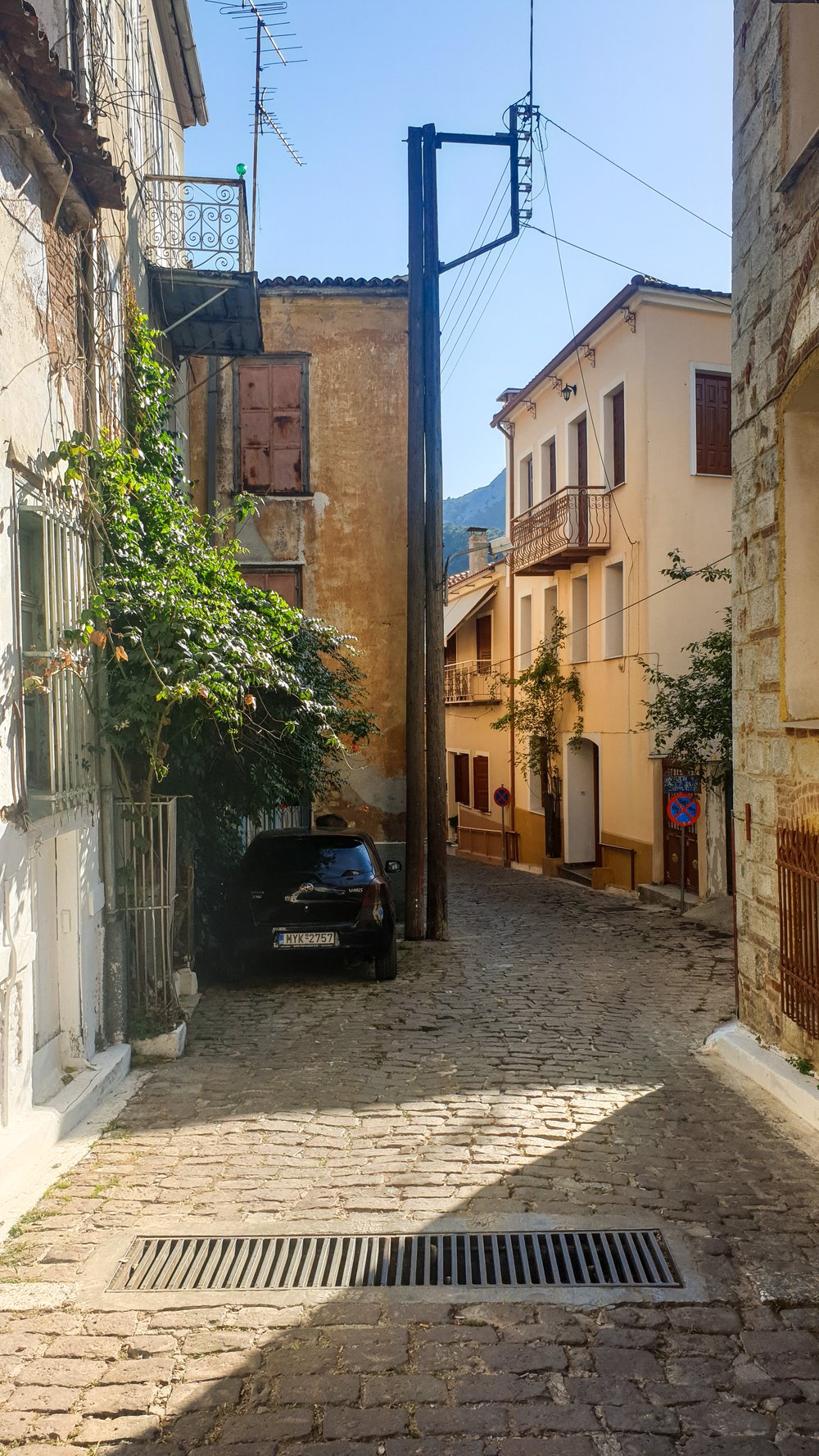 Una strada stretta in un villaggio di Lesbo.