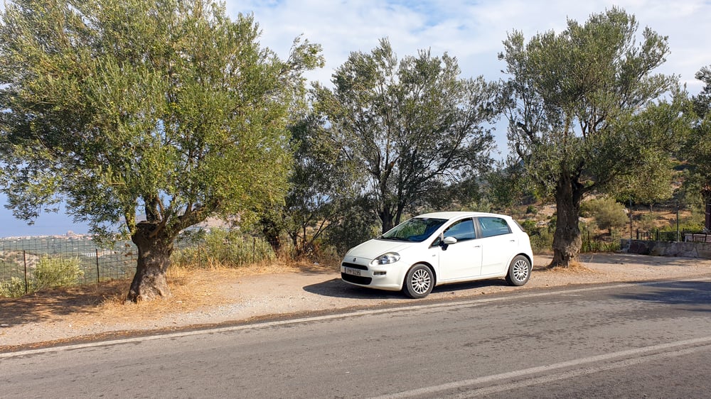 L'auto bianca era parcheggiata lungo la strada a Lesbo.