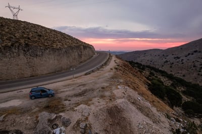 Tramonto sulle montagne di un'isola greca