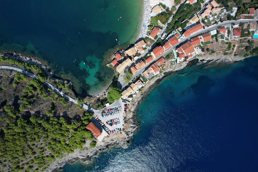 Vista del villaggio costiero a Cefalonia, Grecia