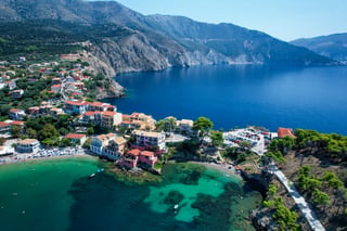 Vista del lago e del mare in un'unica soluzione su un'isola greca