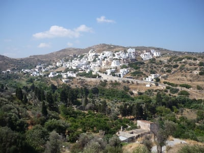 Vista delle montagne che si affacciano sulla città di Naxos