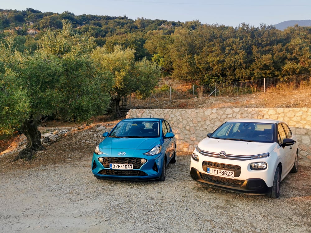 Auto parcheggiata blu e bianca