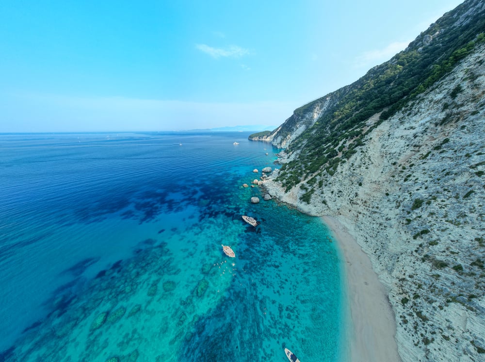 Mare turchese vicino a un'isola greca