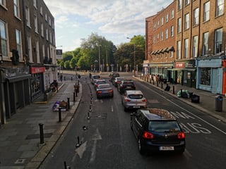 Auto in strada in Irlanda