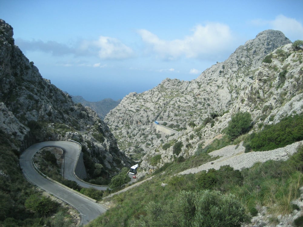 Strada tortuosa in montagna Malta