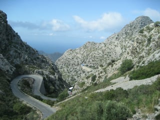 Strada tortuosa in montagna Malta
