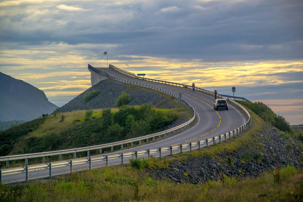 La strada per il ponte in Norvegia