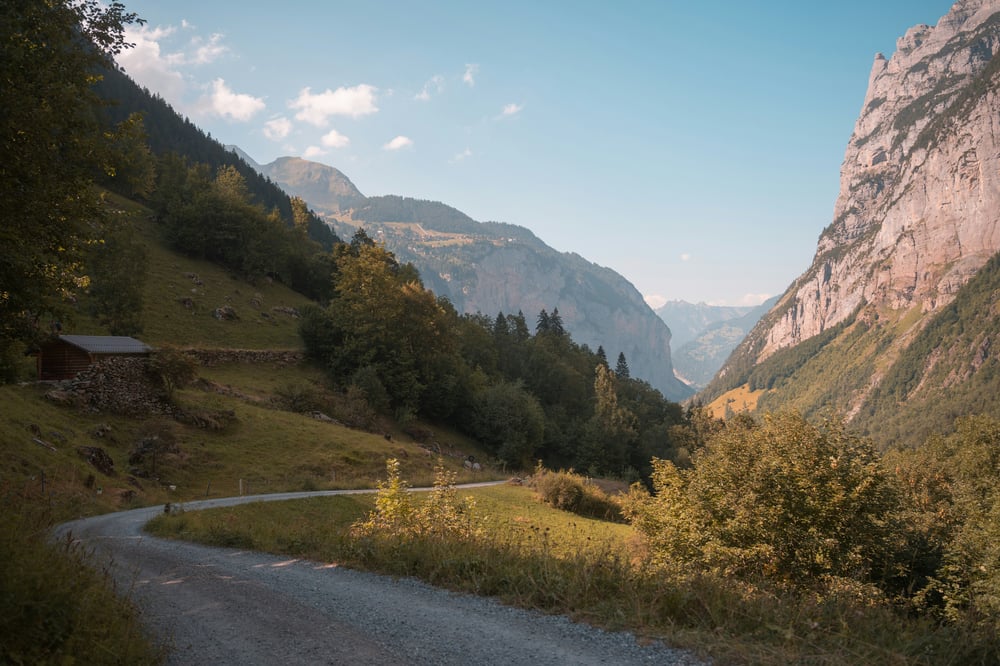 Strada attraverso le montagne in Svizzera