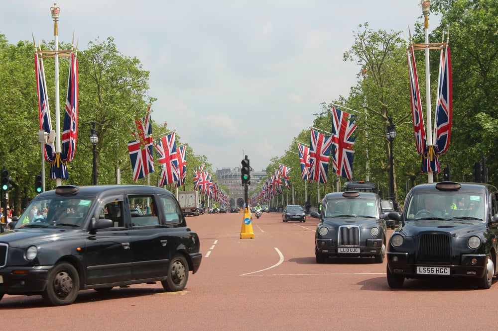 Strada di Londra con taxi e bandiere