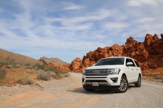 SUV su una strada nel deserto