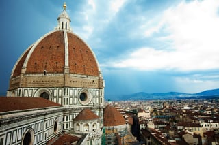 La cupola e il tetto di una chiesa classica in Italia