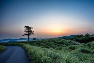 La strada verso il tramonto in Giappone