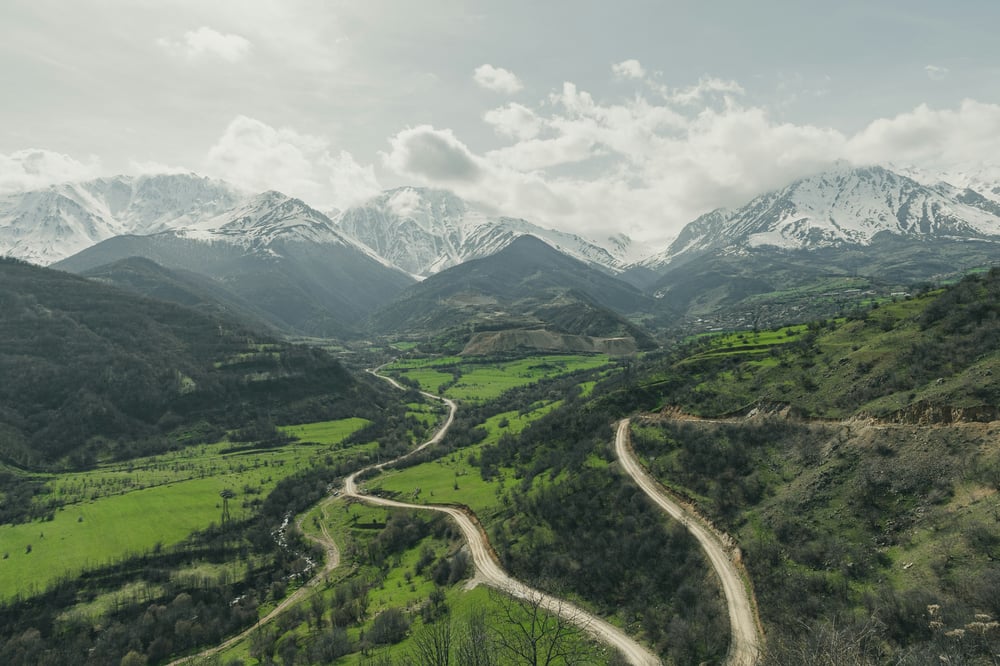 Strada tortuosa tra le montagne verdi dell'Armenia