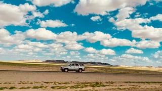 Suv bianco su una strada del deserto in Arabia Saudita