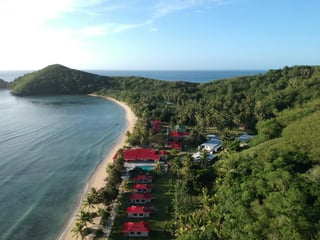 Vista su una baia con edifici e tetti rossi alle Figi