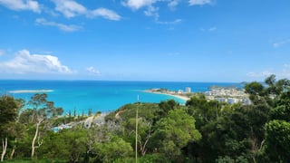 Baia con vista sulla città in Nuova Caledonia