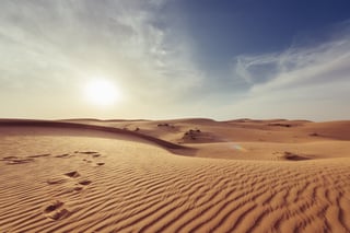Un deserto vuoto con il sole
