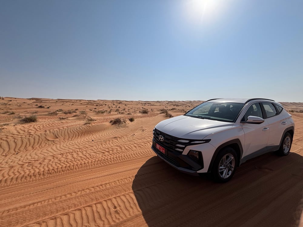 Auto bianca nel deserto dell'Oman