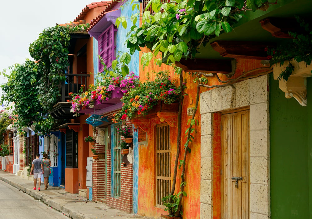 Case colorate in una strada colombiana