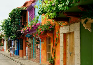 Case colorate in una strada della Colombia