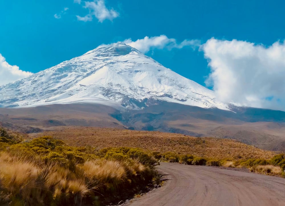 Strada attraverso il paesaggio dell'Ecuador fino alle montagne innevate