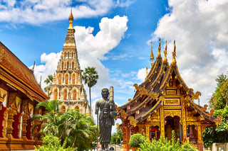 Templi e statue asiatiche in un ambiente tropicale