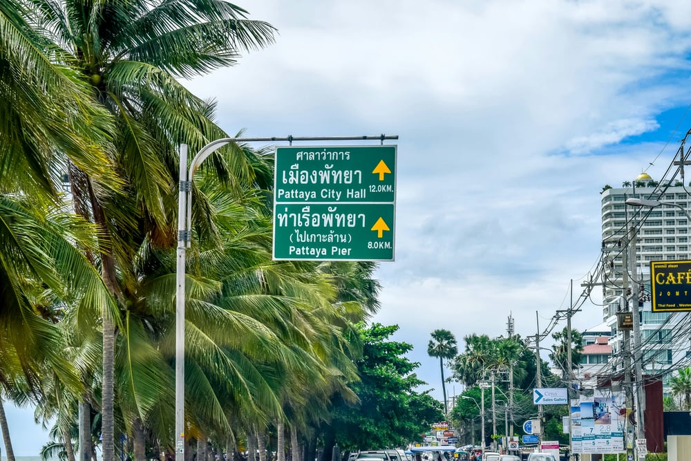 Segnali stradali in thailandese e inglese
