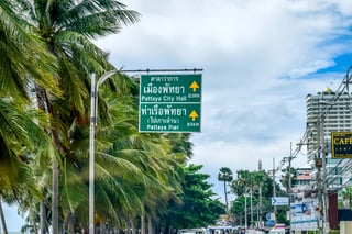 Segnali stradali in thailandese e inglese in Thailandia