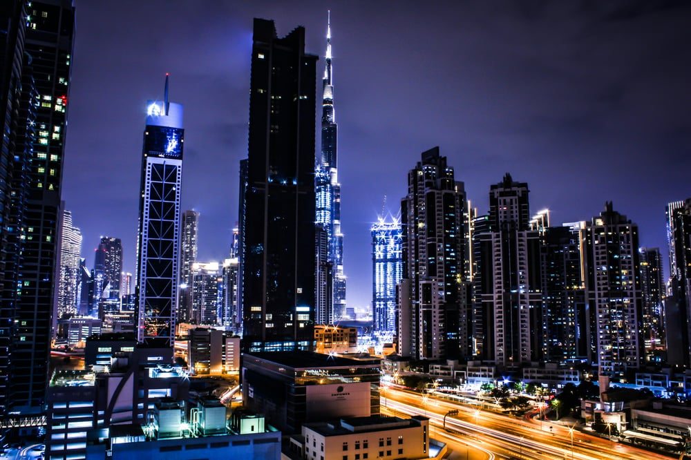La città di notte negli Emirati Arabi Uniti