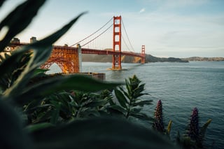 Ponte Golden Gate con cielo sereno e acque calme